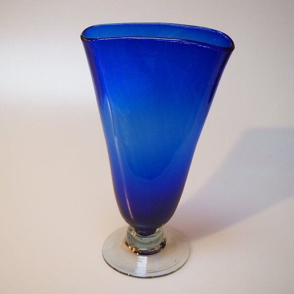 💙 Vintage Hand-Blown Art Glass Cobalt Fan Vase - Picture 3 of 10